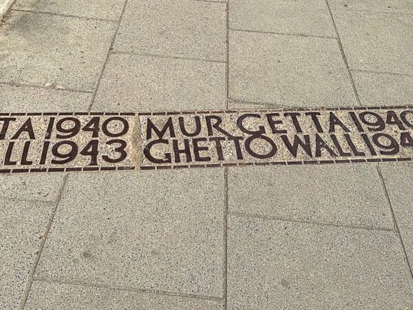 Hinweis auf die Mauer des Warschauer Ghettos