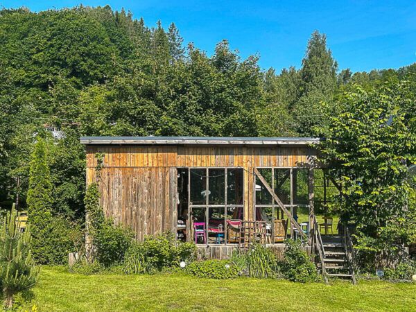 Eine Schuppen mit großen Glasfenstern im Garten