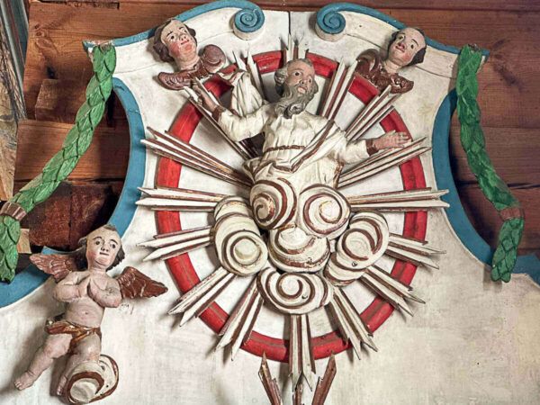 Kaschubisches Freilichtmuseum: Detail mit Engeln und Gottvater in der Kirche