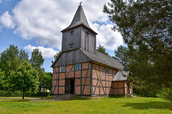 Kaschubisches Freilichtmuseum: eine Fachwerkkirche mit rotem Backstein
