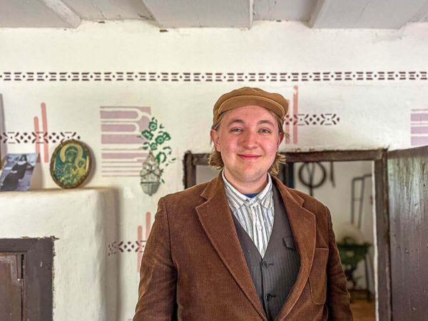 Kaschubisches Freilichtmuseum: Junger Mann ist historischem Outfit