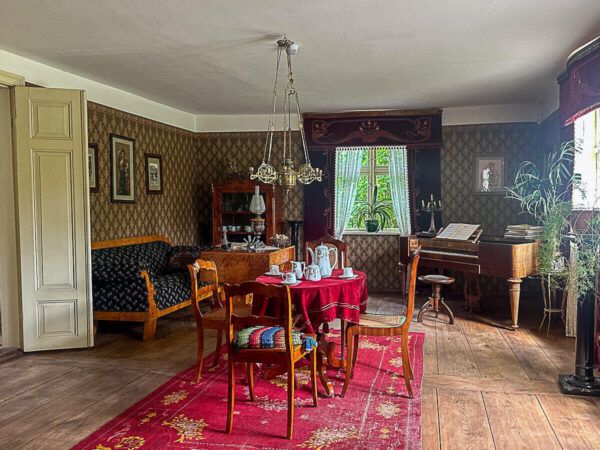 Kaschubische Freilichtmuseum: eine Wohnstube aus einem Herrenhaus