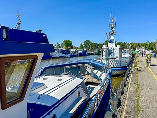 Fischerboote im Flusshafen