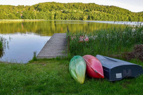 Geheimtipp in Polen: See in der Kaschubei mit Kanus und Ruderbooten