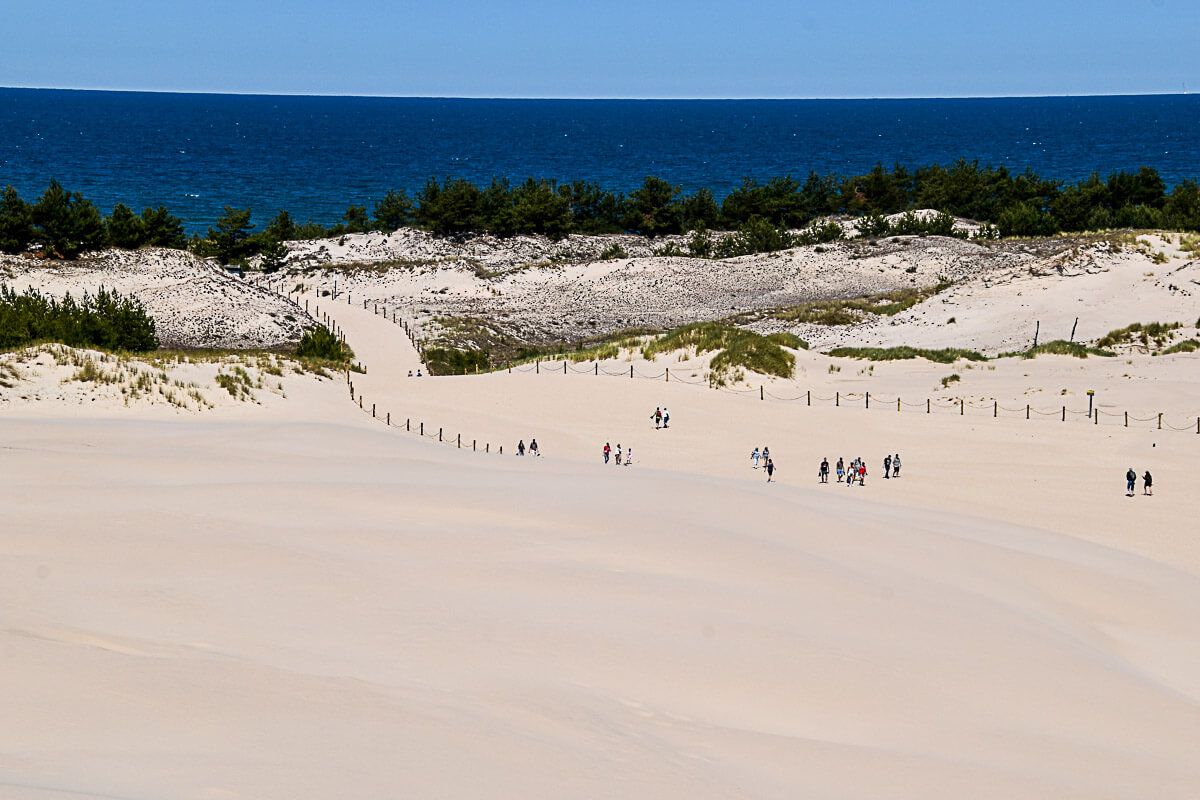 Riesige Wanderdünen und wandernde Menschen