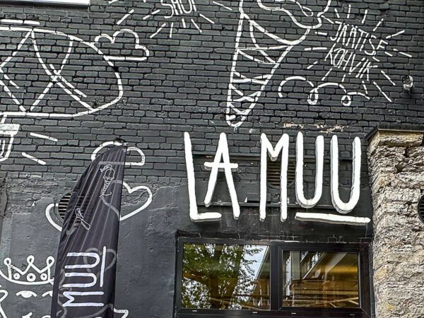 Häuserfront mit Aufschrift "La Muu"