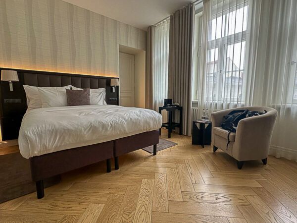 Alstadthotel, vor dem viele unterschiedliche Flaggen wehen