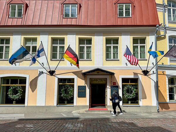 Alstadthotel, vor dem viele unterschiedliche Flaggen wehen