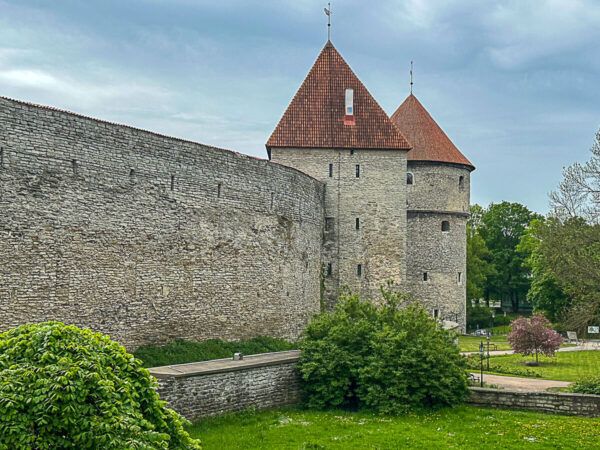 mittelalterliche Stadtmauer mit zwei Türmen