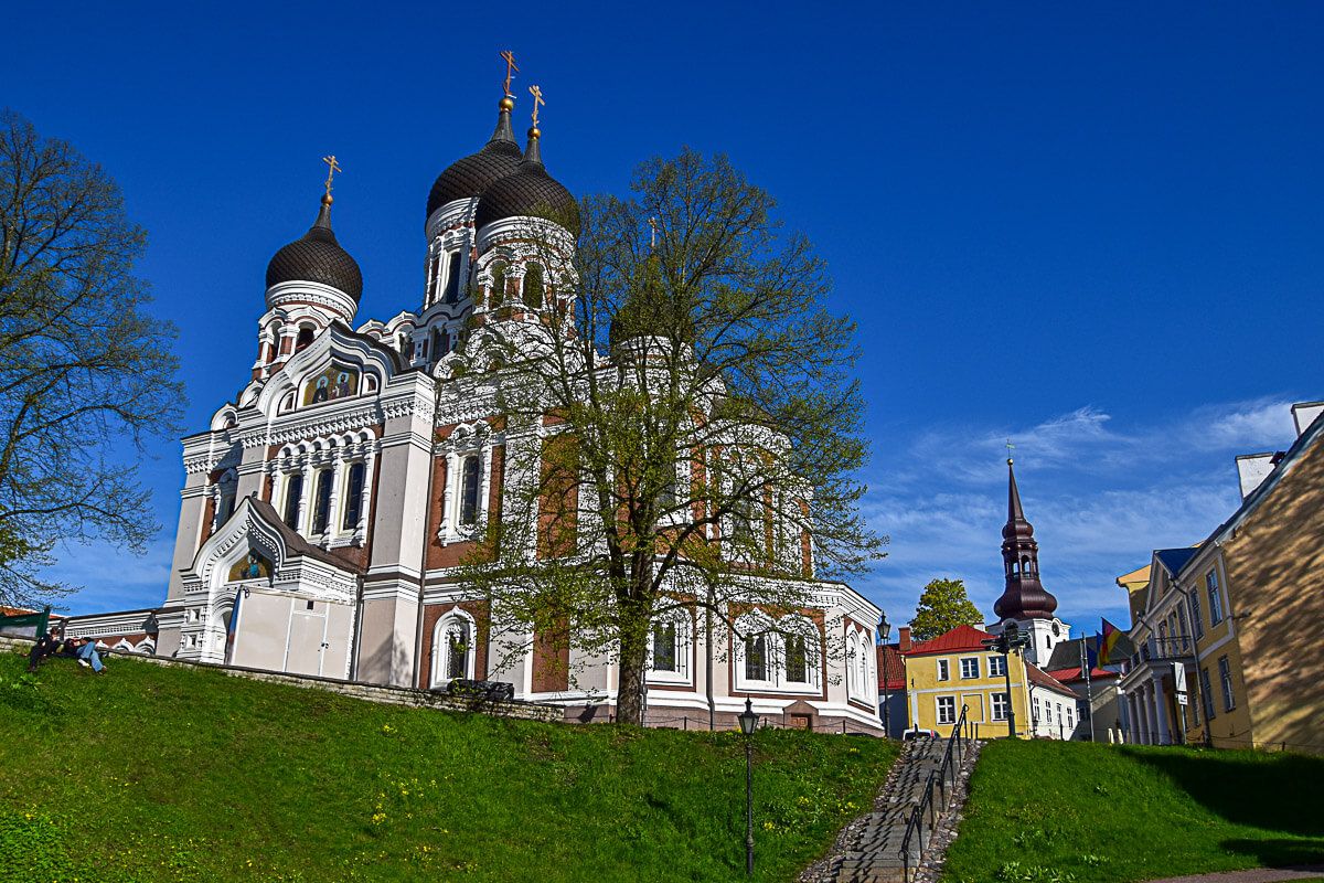 Eine Treppe führt zur orthodoxen Kirche mit Türmchen