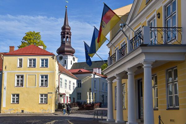 Pastellfarbene Häuser und der Turm re Domkirche im Vordergrund 