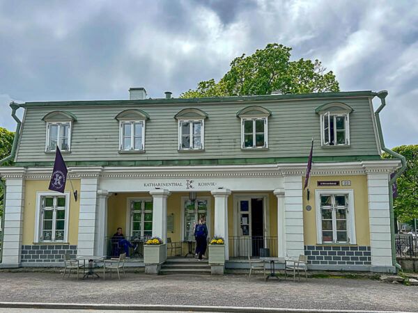 Cafe in einem gelben Barockgebäude