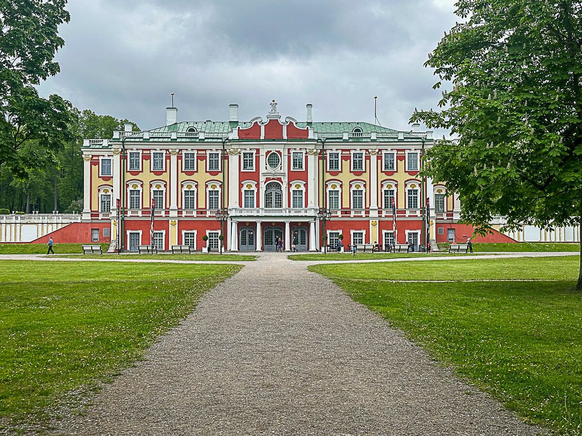 Das barocke Schloss Kathearinenthal in Gelb und Rot