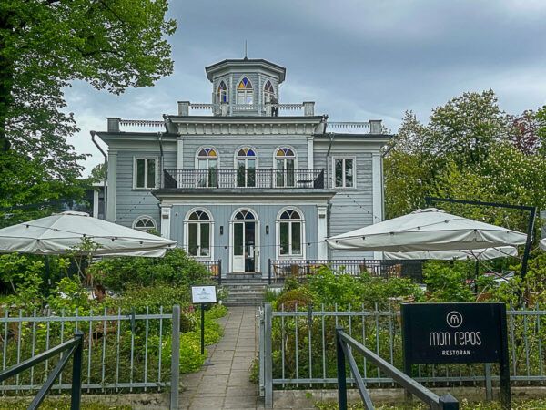 elegante Holzvilla mit Garten, heute Restaurant