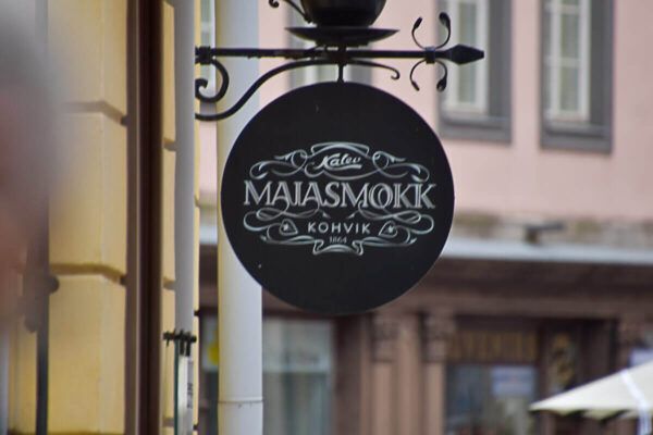 Schild mit dem Namen des ältesten Kaffeehauses in Tallinn: Maiasmokk