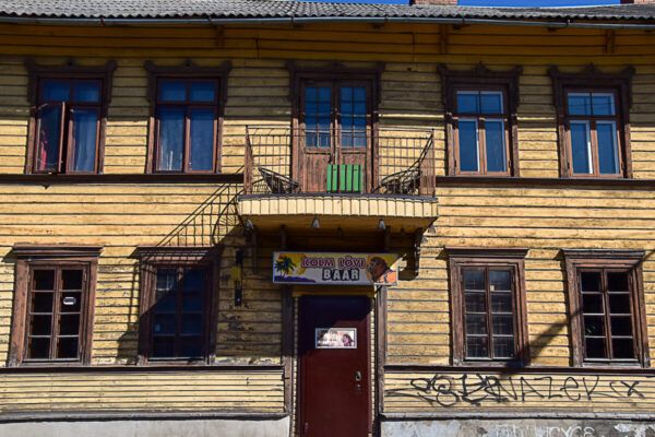 Kneipe in einem alten Holzhaus