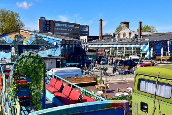 Blick übers Kreativviertel mit Fabrikschornsteinen und Flohmarkt