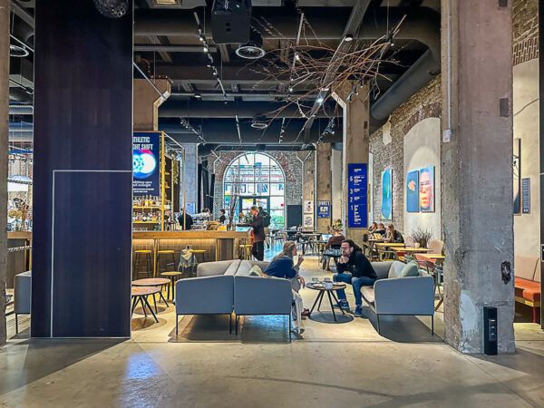 offene Halle mit Bar im Fotografiemuseum