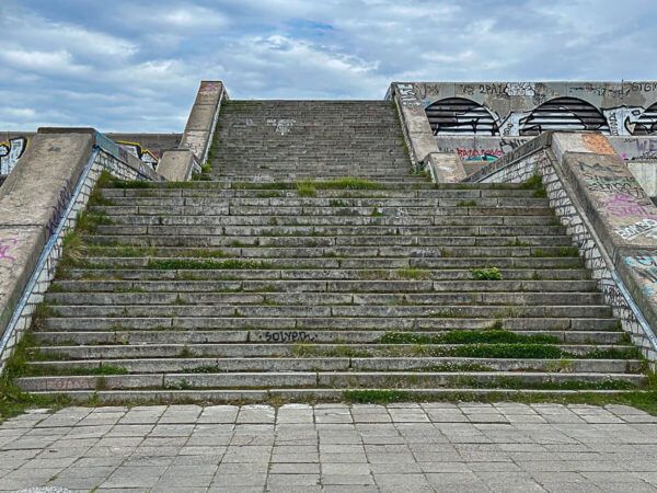 Linnahall: Breite Treppe, die ins Nirgendwo führt