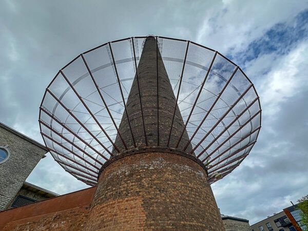 Alter Fabrikschornstein in Backstein mit einem Schirm