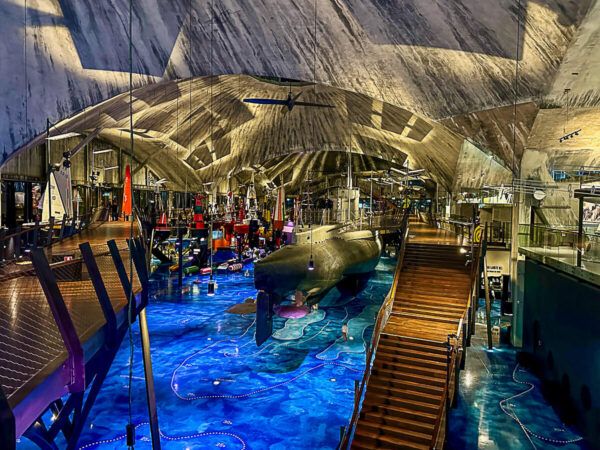 Blick ins Meeresmuseum mit einem U-Boot