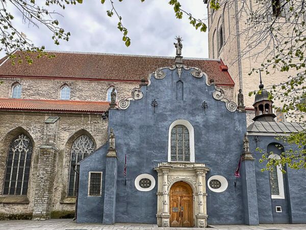 Portal einer mittelalterlichen Kirche in Dunkelgrau