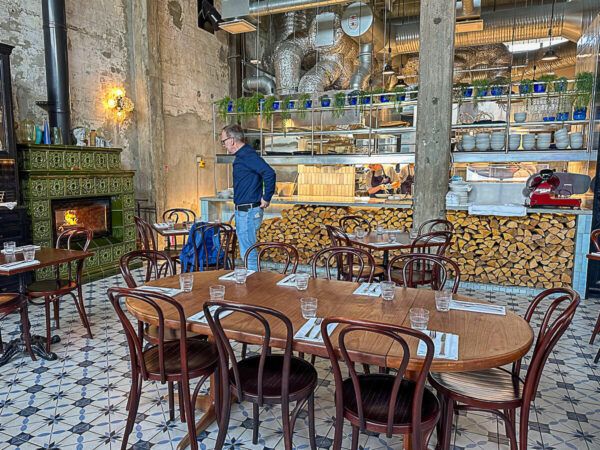 Stylisches Lokal mit Holzscheiten und Kamin