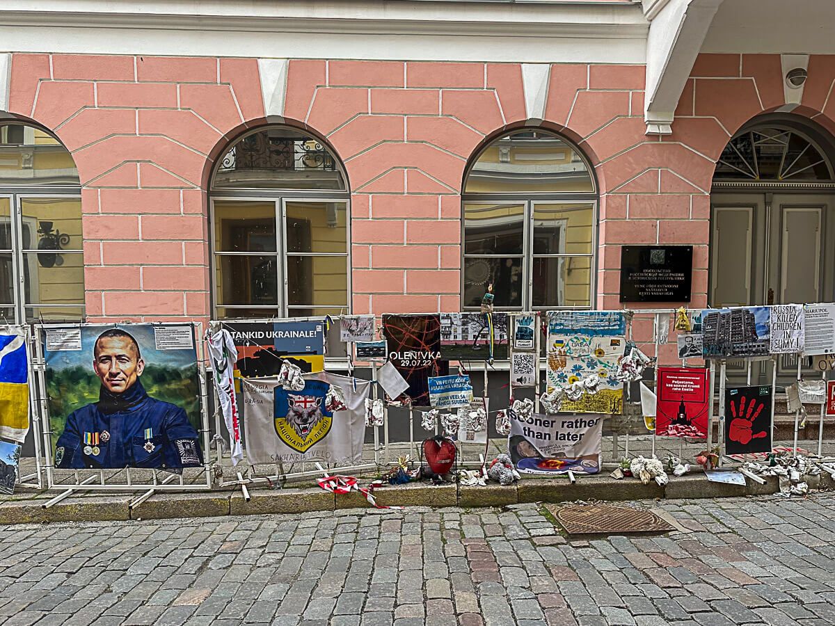 Sympathiekundgebung mit vielen Transparenten und Flaggen für die Ukraine vor der russischen Botschaft